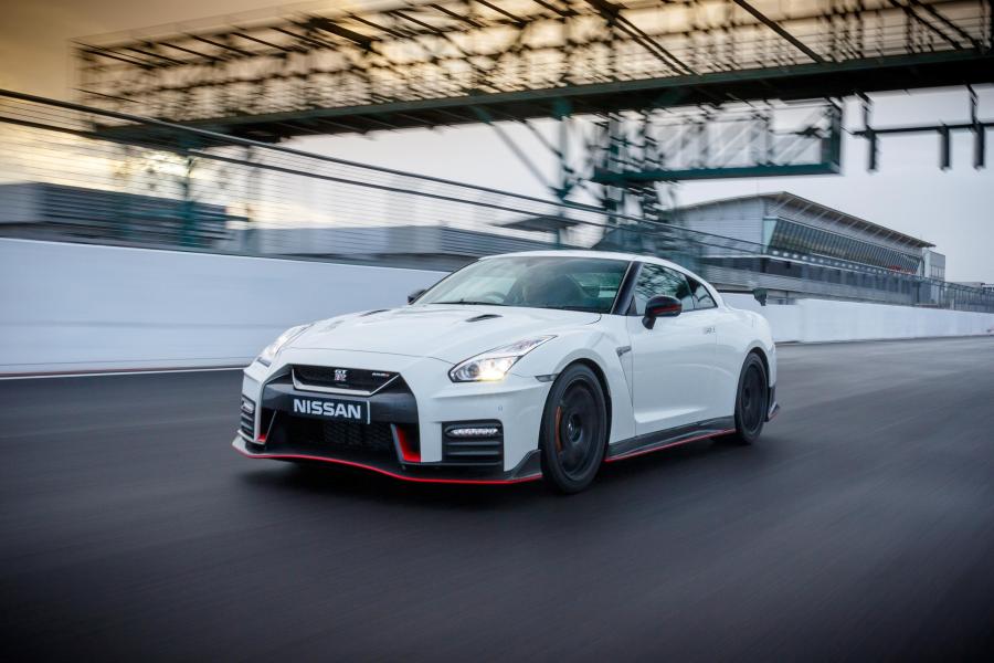  Nissan GT-R Nismo 2017 года  (UK) (фото 21 из 21)
